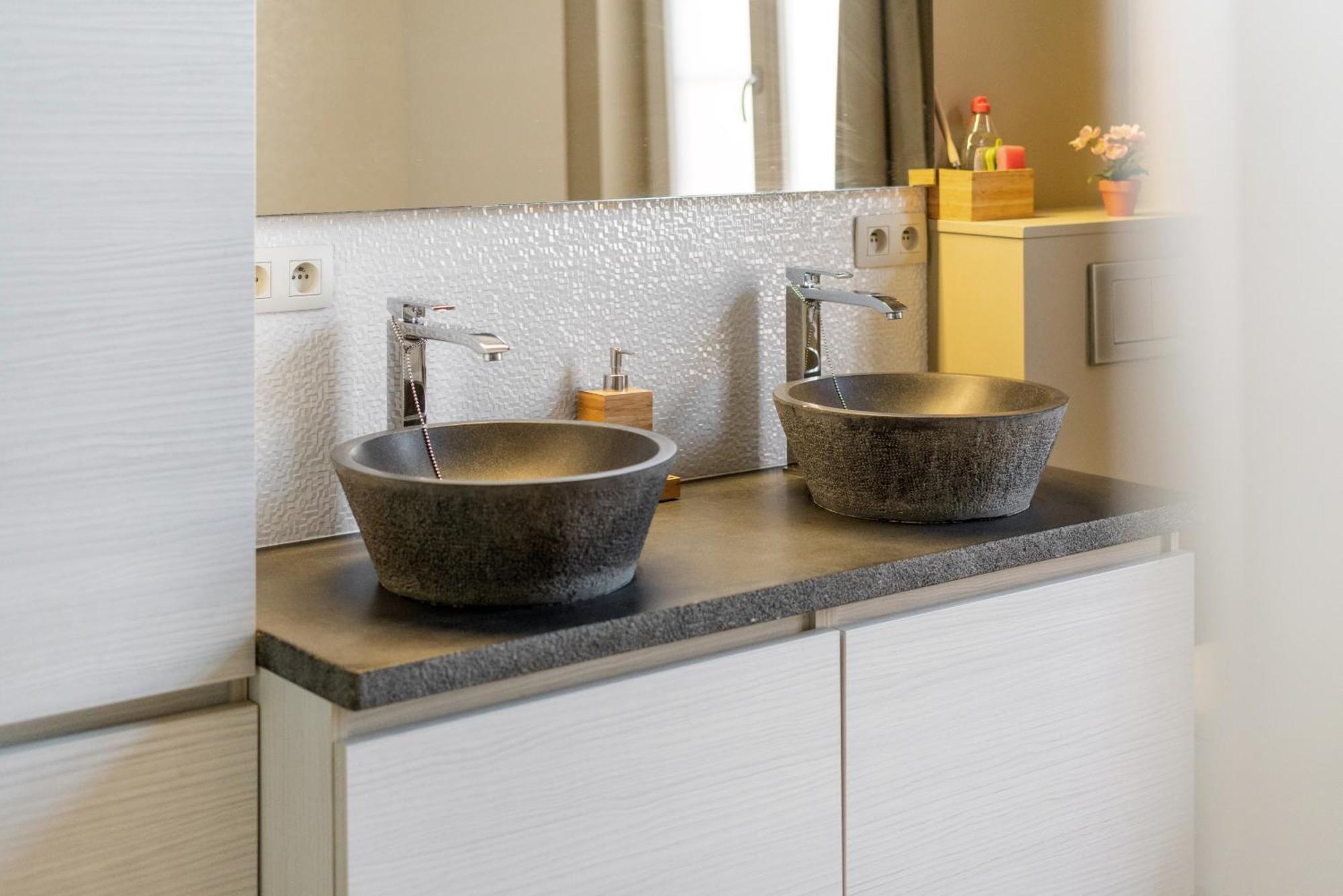 Spacious Guest Suites Near Historic Market - 5 Min Walk Brugge Bagian luar foto