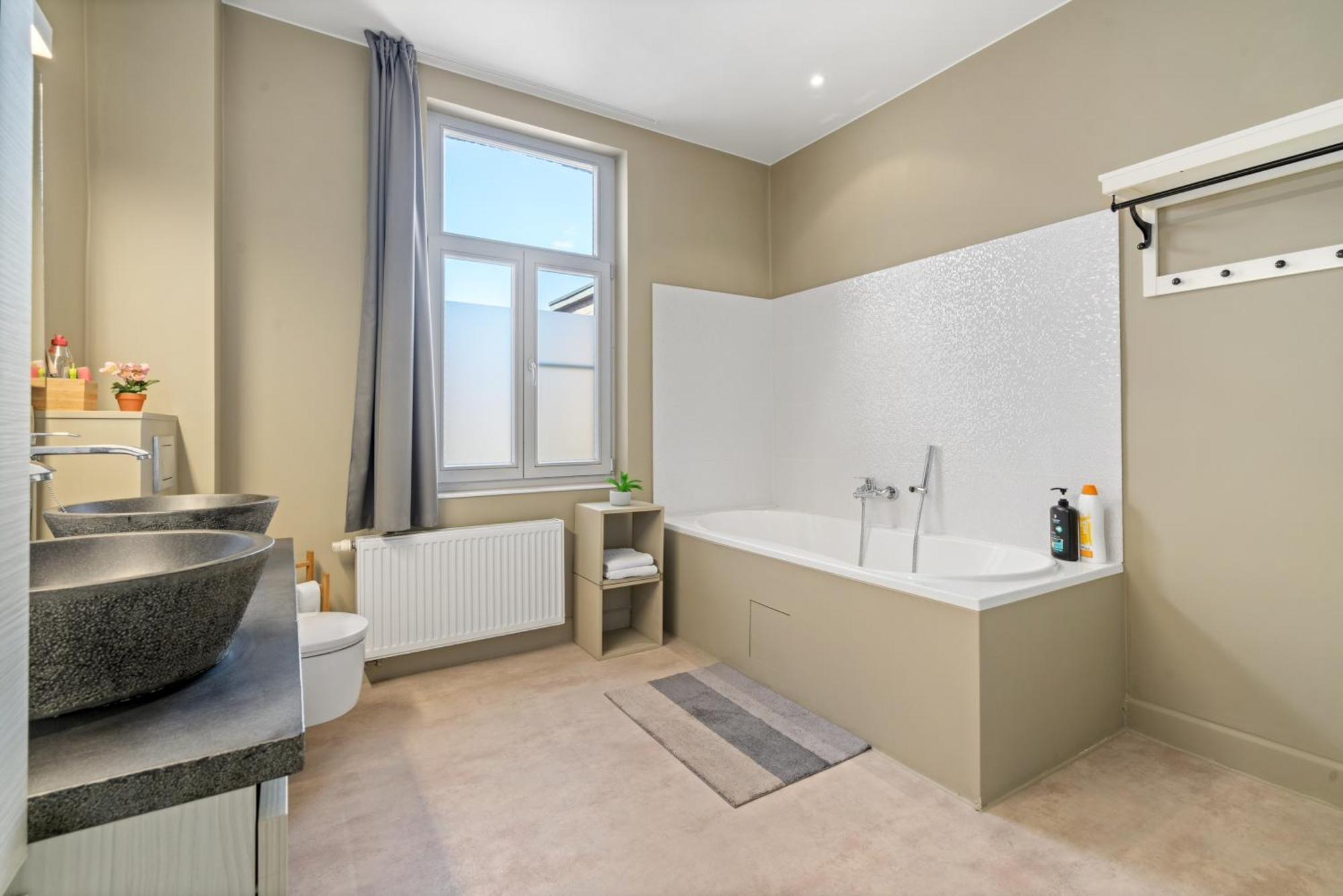 Spacious Guest Suites Near Historic Market - 5 Min Walk Brugge Bagian luar foto